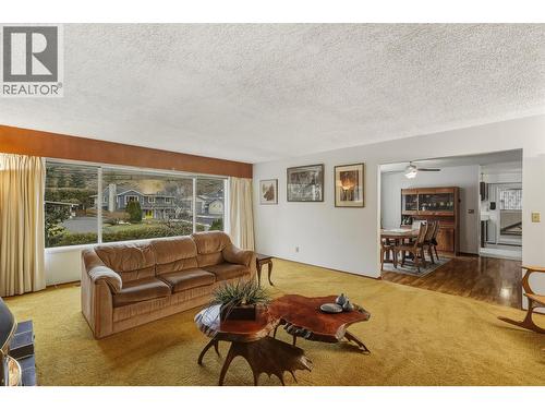 2480 Valleyview Drive, Kamloops, BC - Indoor Photo Showing Living Room