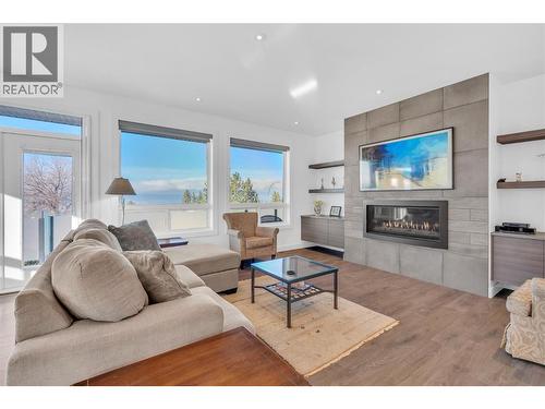 186 Avery Place, Penticton, BC - Indoor Photo Showing Living Room With Fireplace