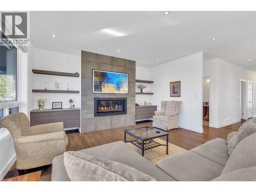 186 Avery Place, Penticton, BC - Indoor Photo Showing Living Room With Fireplace