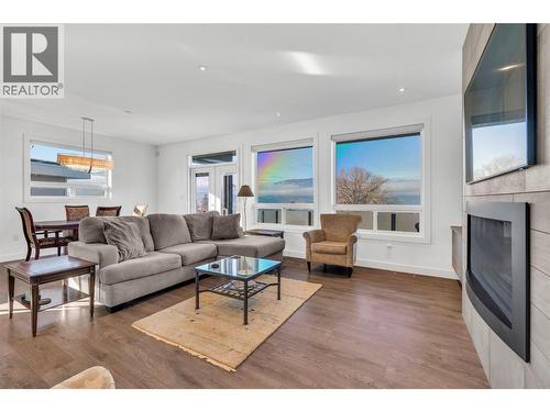 186 Avery Place, Penticton, BC - Indoor Photo Showing Living Room