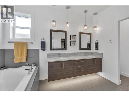 186 Avery Place, Penticton, BC - Indoor Photo Showing Bathroom