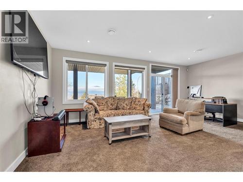 186 Avery Place, Penticton, BC - Indoor Photo Showing Living Room