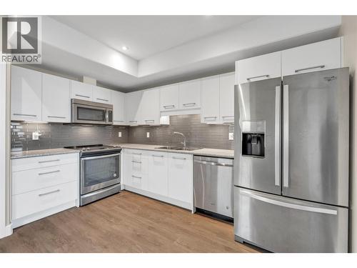 186 Avery Place, Penticton, BC - Indoor Photo Showing Kitchen