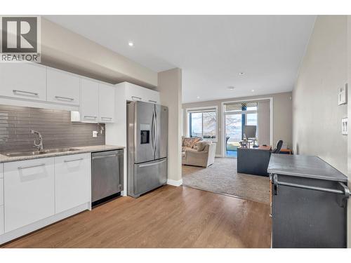 186 Avery Place, Penticton, BC - Indoor Photo Showing Kitchen