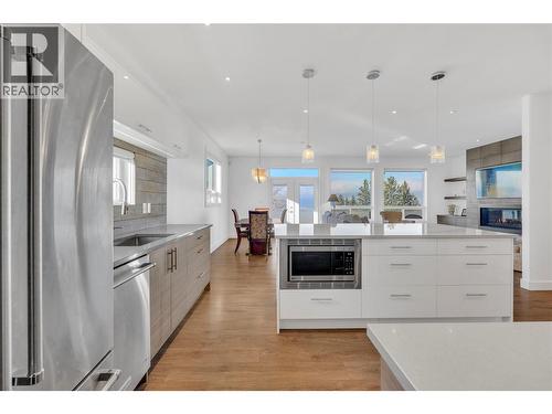 186 Avery Place, Penticton, BC - Indoor Photo Showing Kitchen With Upgraded Kitchen