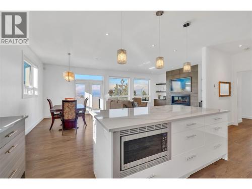 186 Avery Place, Penticton, BC - Indoor Photo Showing Kitchen With Upgraded Kitchen