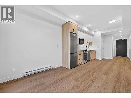 living room - 1380 Pridham Avenue Unit# 505, Kelowna, BC - Indoor Photo Showing Kitchen With Stainless Steel Kitchen