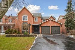 724 BARNES CRESCENT  Oshawa, ON L1J 8K1