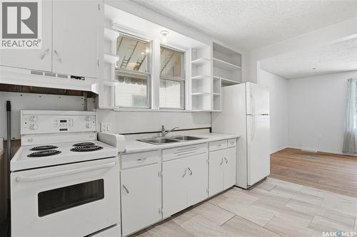 843 Argyle Street, Regina, SK - Indoor Photo Showing Kitchen With Double Sink