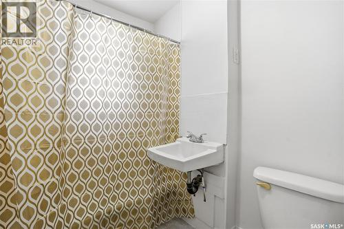 843 Argyle Street, Regina, SK - Indoor Photo Showing Bathroom