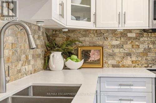 590 Cumberland Avenue, Burlington, ON - Indoor Photo Showing Kitchen
