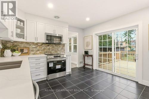 590 Cumberland Avenue, Burlington, ON - Indoor Photo Showing Kitchen