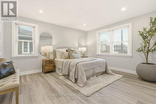 590 Cumberland Avenue, Burlington, ON - Indoor Photo Showing Bedroom