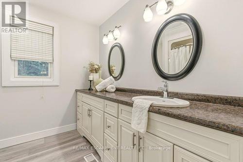 590 Cumberland Avenue, Burlington, ON - Indoor Photo Showing Bathroom