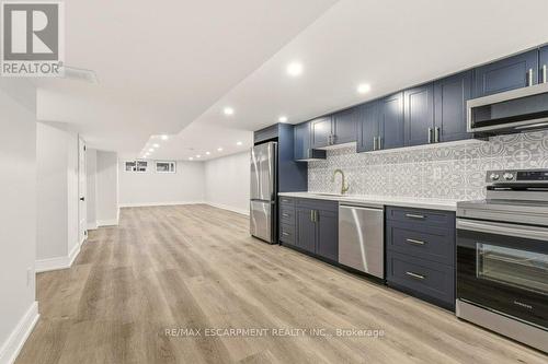 590 Cumberland Avenue, Burlington, ON - Indoor Photo Showing Kitchen With Upgraded Kitchen