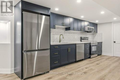 590 Cumberland Avenue, Burlington, ON - Indoor Photo Showing Kitchen With Upgraded Kitchen
