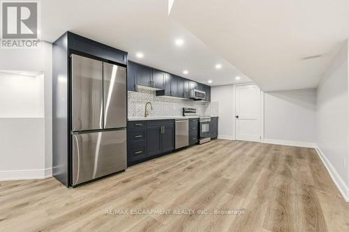 590 Cumberland Avenue, Burlington, ON - Indoor Photo Showing Kitchen
