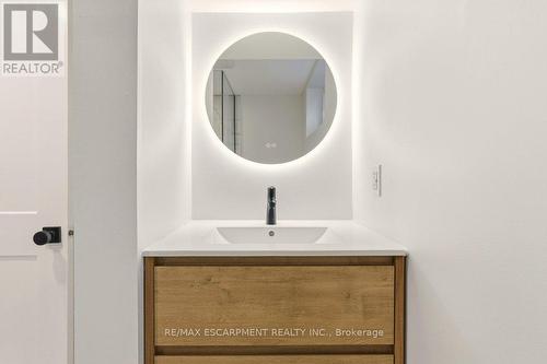 590 Cumberland Avenue, Burlington, ON - Indoor Photo Showing Bathroom