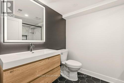 590 Cumberland Avenue, Burlington, ON - Indoor Photo Showing Bathroom