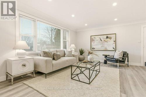590 Cumberland Avenue, Burlington, ON - Indoor Photo Showing Living Room