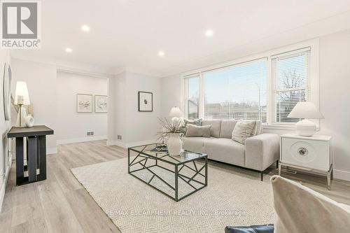 590 Cumberland Avenue, Burlington, ON - Indoor Photo Showing Living Room