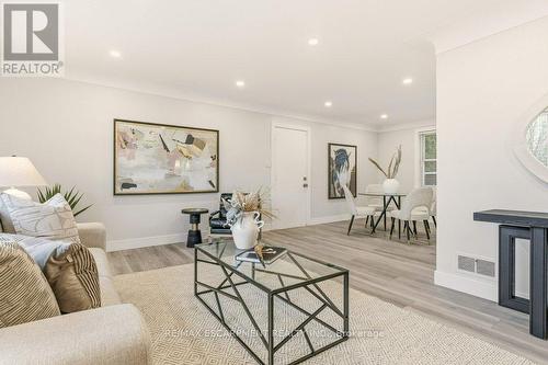 590 Cumberland Avenue, Burlington, ON - Indoor Photo Showing Living Room