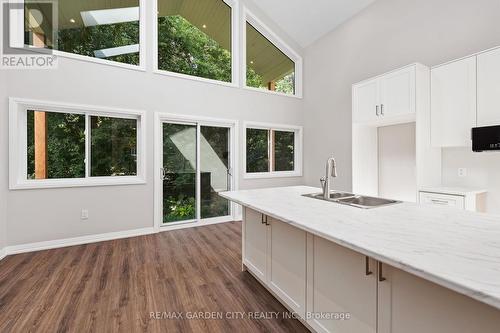 34 Kenworth Drive, St. Catharines (Carlton/Bunting), ON - Indoor Photo Showing Kitchen With Double Sink