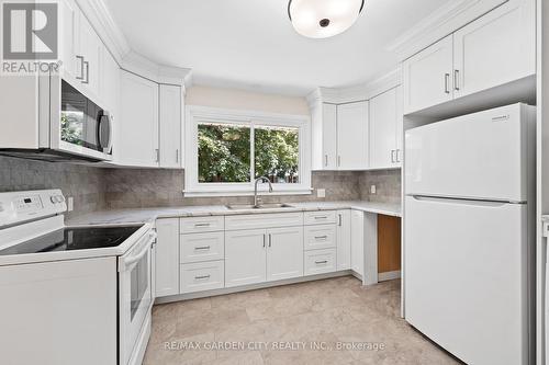 34 Kenworth Drive, St. Catharines (Carlton/Bunting), ON - Indoor Photo Showing Kitchen With Double Sink