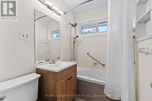 34 Kenworth Drive, St. Catharines (Carlton/Bunting), ON - Indoor Photo Showing Bathroom