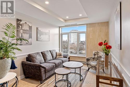103 - 555 Wilbrod Street, Ottawa, ON - Indoor Photo Showing Living Room