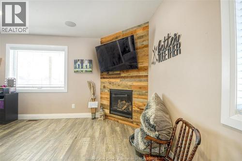 2191 Concession 2 Road, Amherstburg, ON - Indoor Photo Showing Living Room With Fireplace