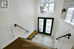 Large Foyer to Welcome Guests - 