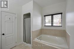 Ensuite Soaker Tub and Walk-in Shower - 