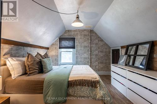 52 Connaught Avenue N, Hamilton, ON - Indoor Photo Showing Bedroom