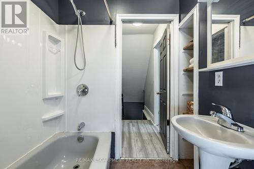 52 Connaught Avenue N, Hamilton, ON - Indoor Photo Showing Bathroom