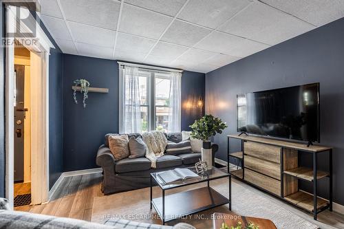 52 Connaught Avenue N, Hamilton, ON - Indoor Photo Showing Living Room