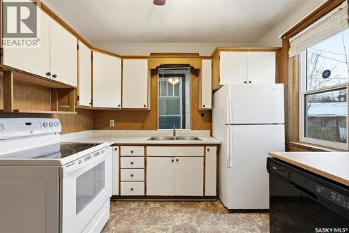 1320 Athol Street, Regina, SK - Indoor Photo Showing Kitchen With Double Sink