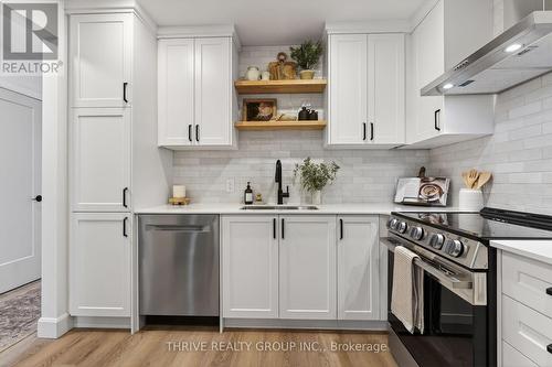 47 - 30 Clarendon Crescent, London South (South P), ON - Indoor Photo Showing Kitchen With Upgraded Kitchen