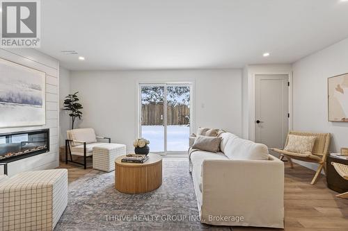 47 - 30 Clarendon Crescent, London South (South P), ON - Indoor Photo Showing Living Room With Fireplace