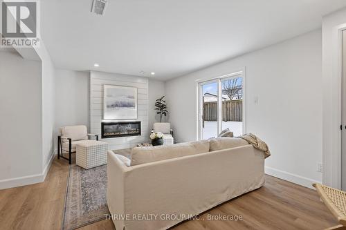47 - 30 Clarendon Crescent, London South (South P), ON - Indoor Photo Showing Living Room With Fireplace