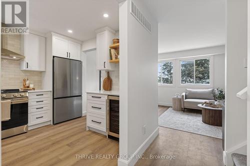 47 - 30 Clarendon Crescent, London South (South P), ON - Indoor Photo Showing Kitchen With Upgraded Kitchen
