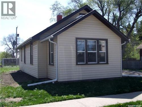 115 1St Street E, Leader, SK - Outdoor With Exterior