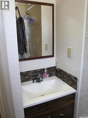 115 1St Street E, Leader, SK - Indoor Photo Showing Bathroom