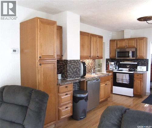 115 1St Street E, Leader, SK - Indoor Photo Showing Kitchen With Double Sink