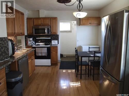 115 1St Street E, Leader, SK - Indoor Photo Showing Kitchen With Double Sink