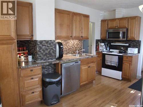 115 1St Street E, Leader, SK - Indoor Photo Showing Kitchen With Double Sink