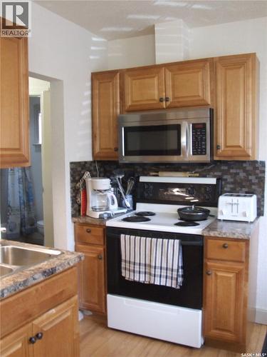 115 1St Street E, Leader, SK - Indoor Photo Showing Kitchen