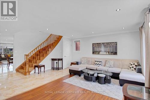 35 Trenholme Crescent, Hamilton, ON - Indoor Photo Showing Living Room