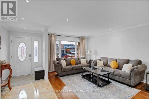 35 Trenholme Crescent, Hamilton, ON - Indoor Photo Showing Living Room