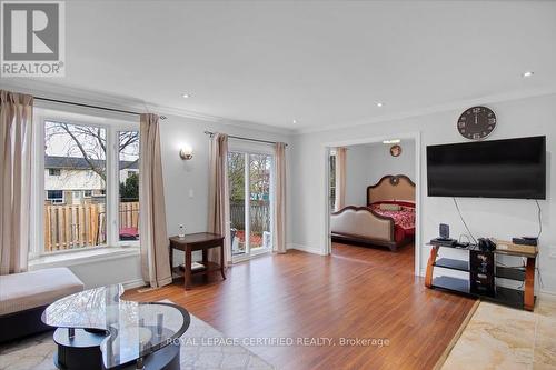 35 Trenholme Crescent, Hamilton, ON - Indoor Photo Showing Living Room